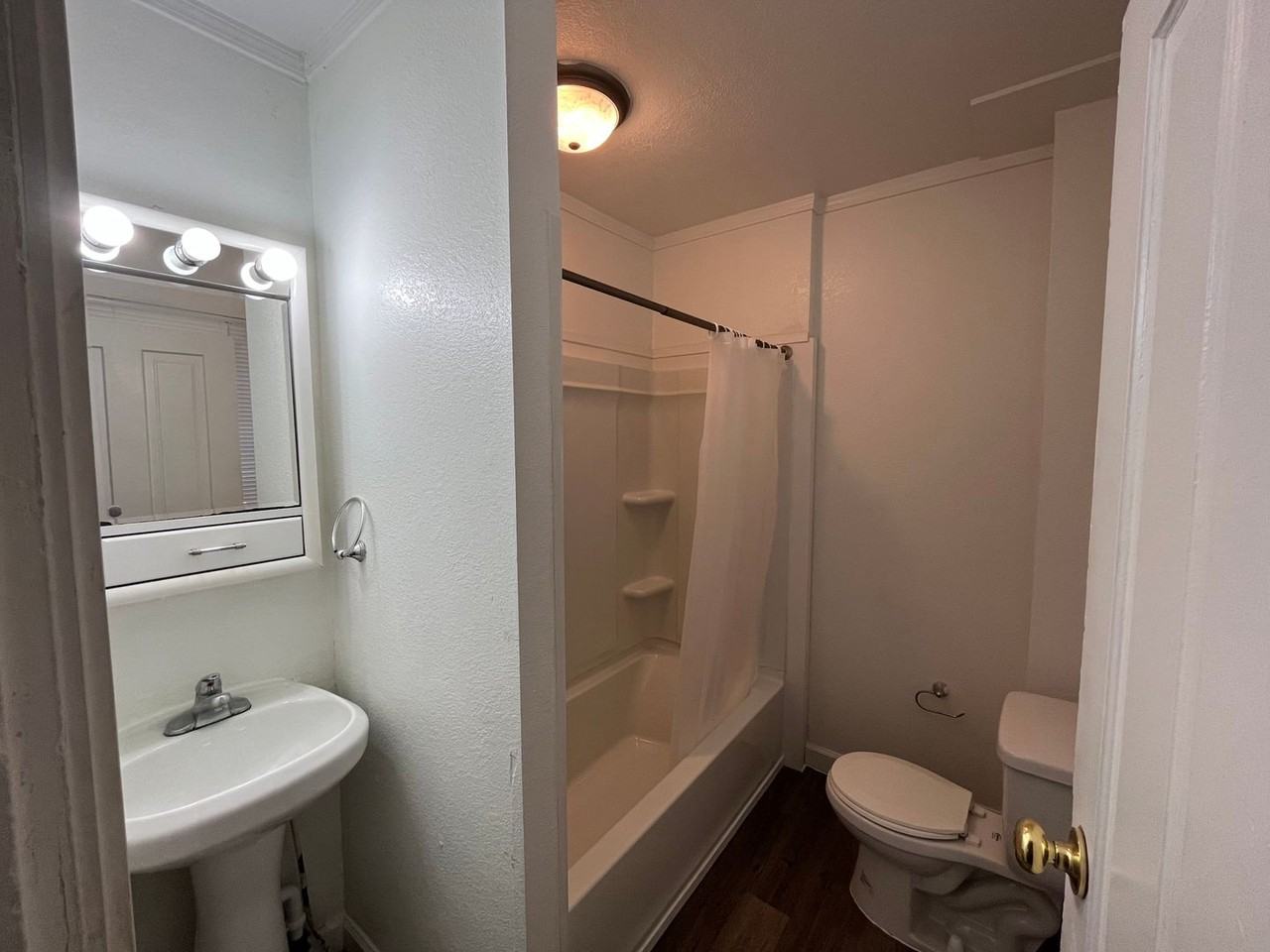 319 E Main St - Photo 6 of 7