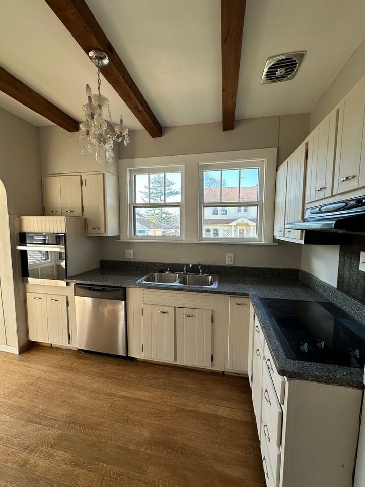 1003 Clinton Ave - Photo 5 of 18