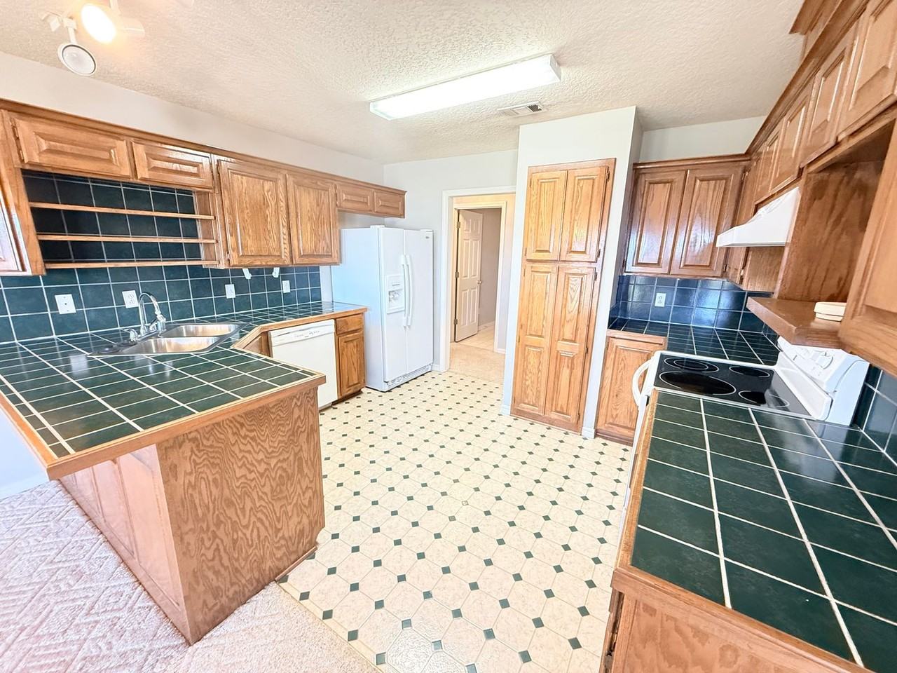 3140 Eagle Dr - Photo 5 of 25