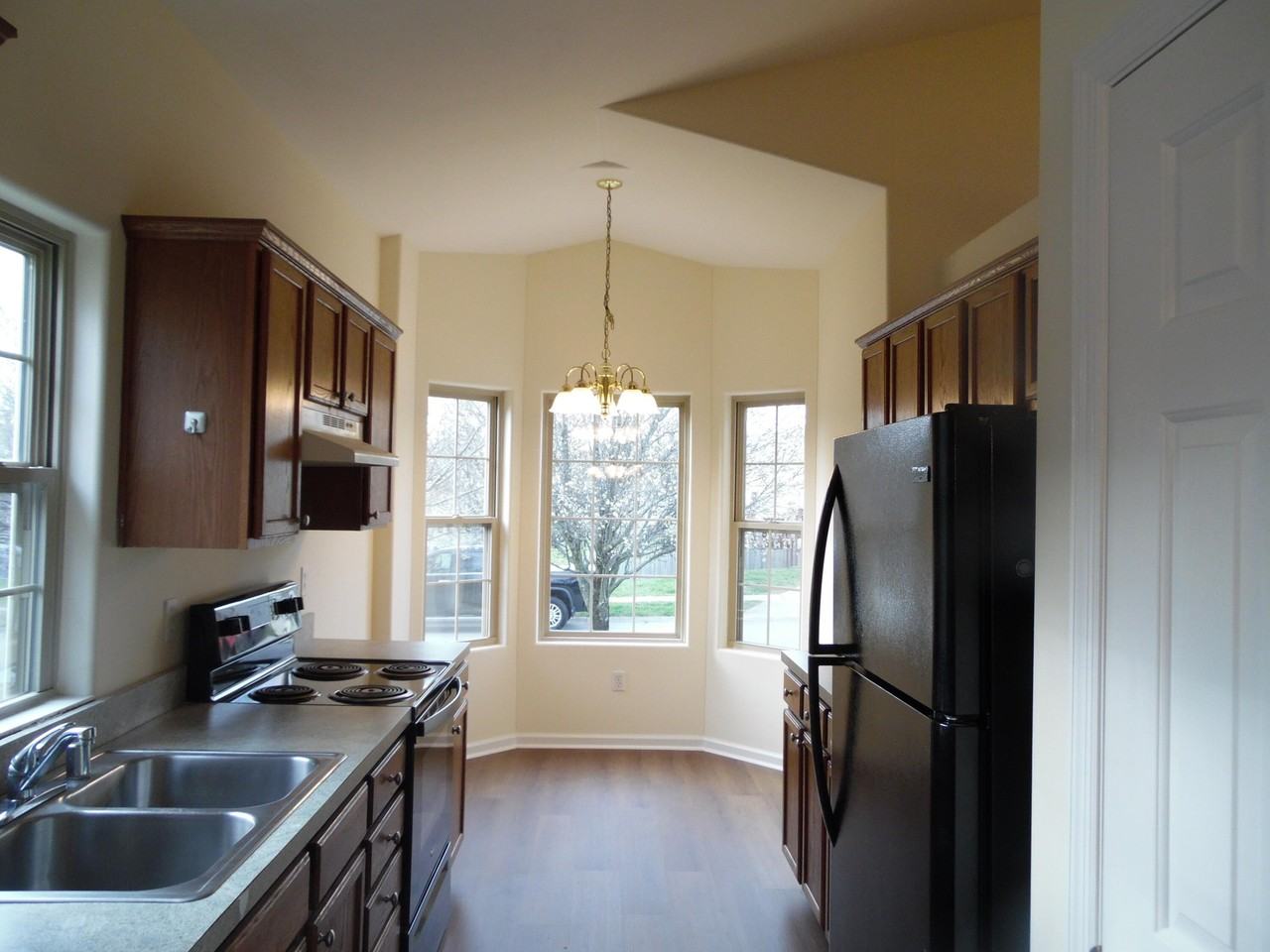 3005 Roundway Down Ln - Photo 2 of 11