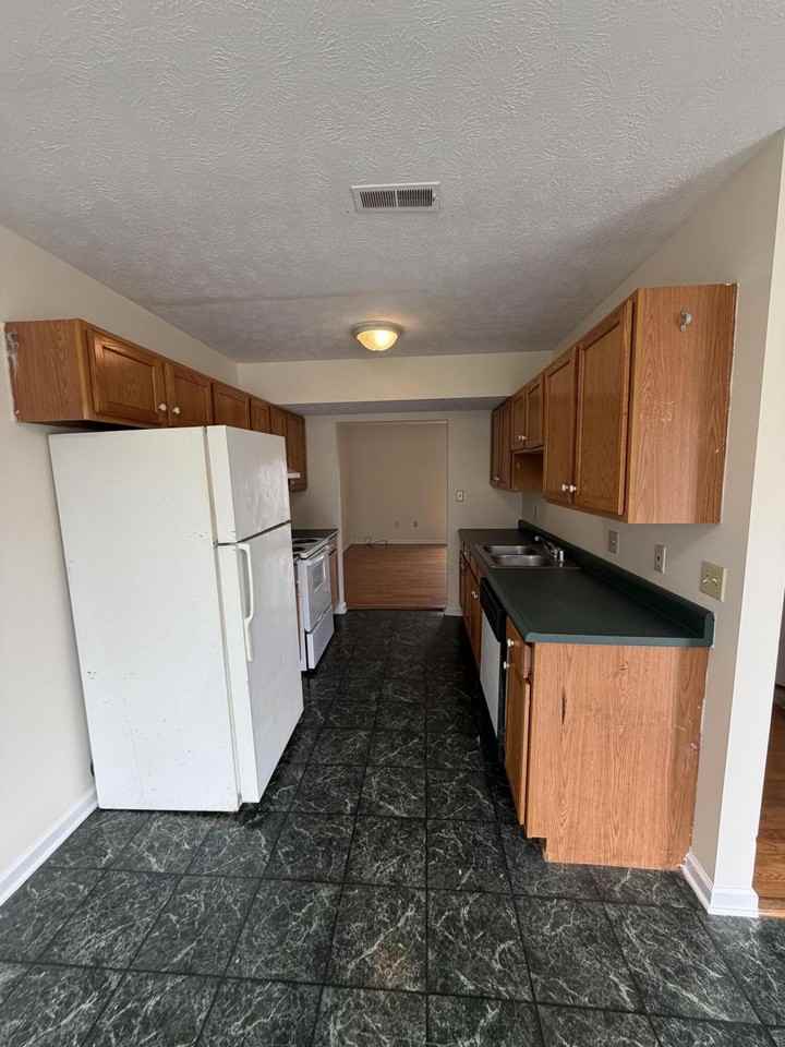 1000 Heathcliff Dr #3 - Photo 3 of 10