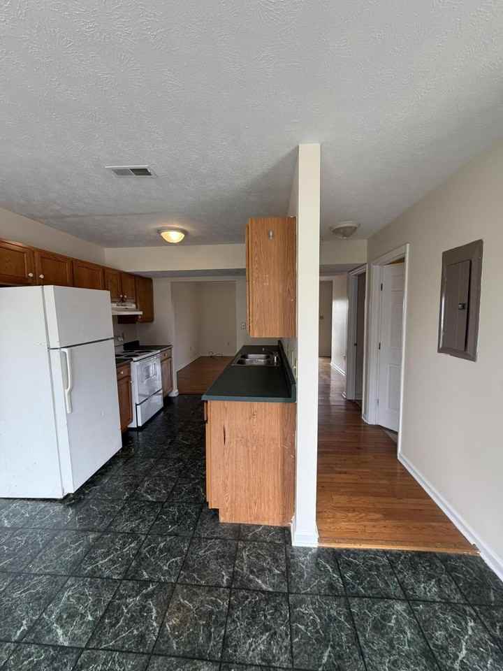 1000 Heathcliff Dr #3 - Photo 4 of 10