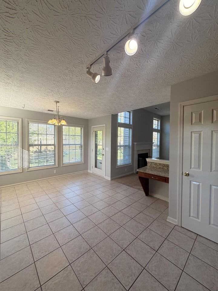 749 Woodhaven Pl - Photo 4 of 15