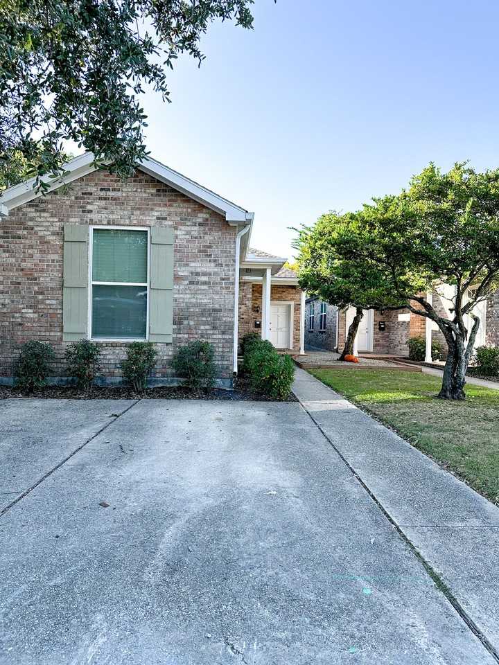 Uptown Rental: 1BR Duplex with Parking - Photo 3 of 15