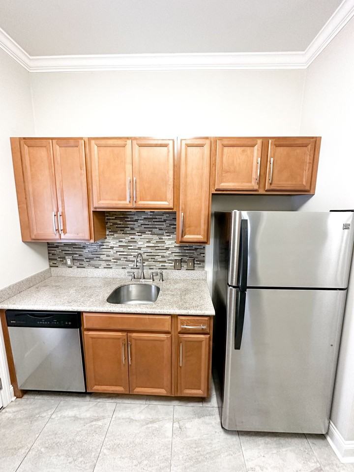 Uptown Rental: 1BR Duplex with Parking - Photo 6 of 15