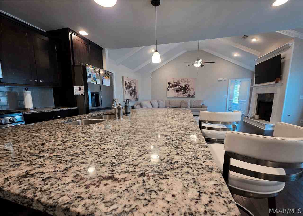 656 Riverdale Dr - Photo 4 of 22