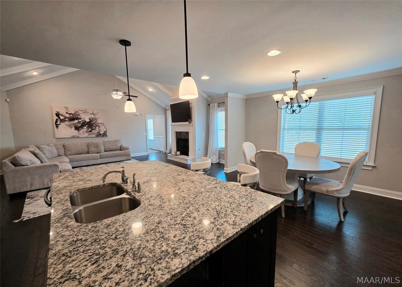 656 Riverdale Dr - Photo 5 of 22