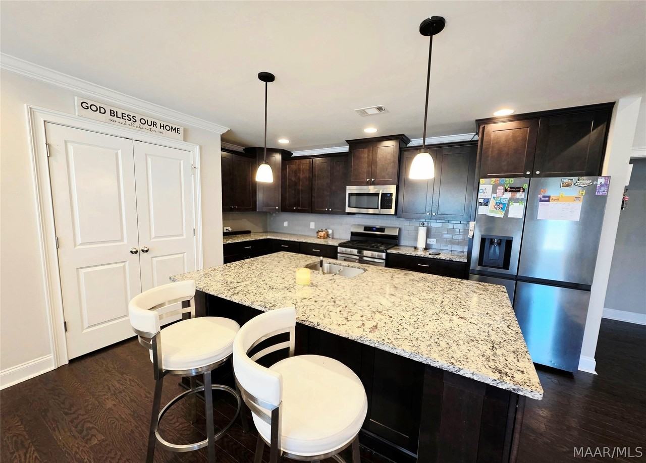 656 Riverdale Dr - Photo 6 of 22