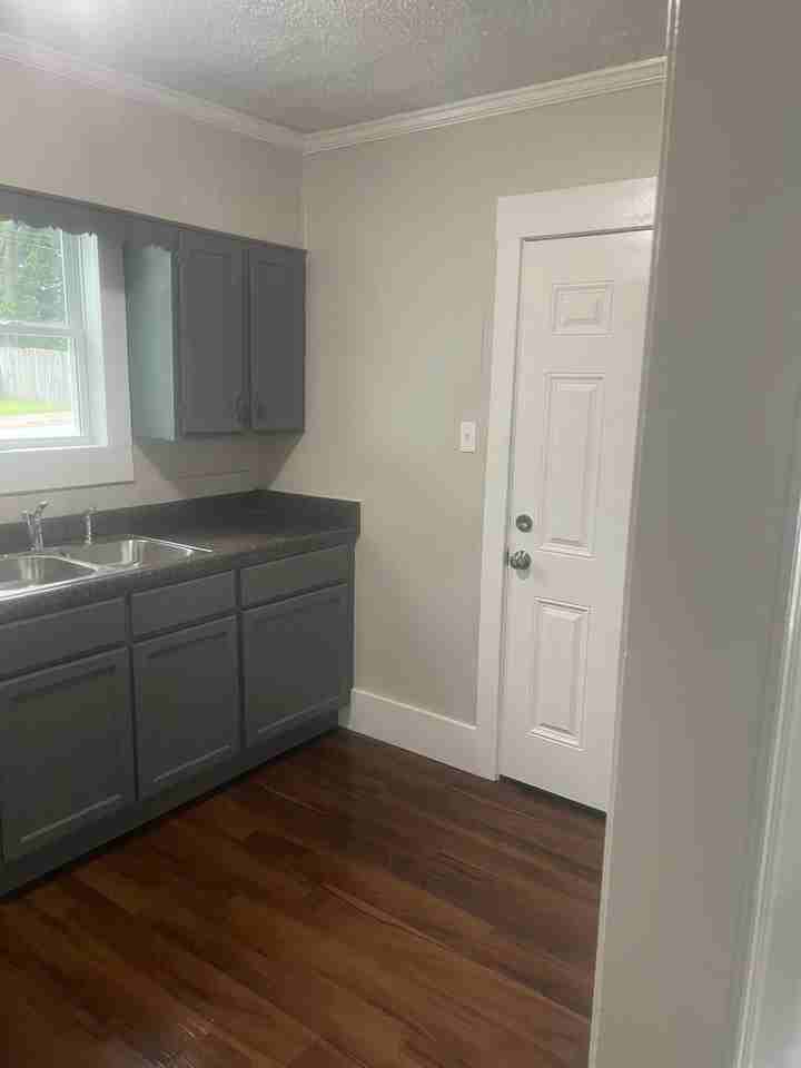 804 Columbia St - Photo 5 of 7