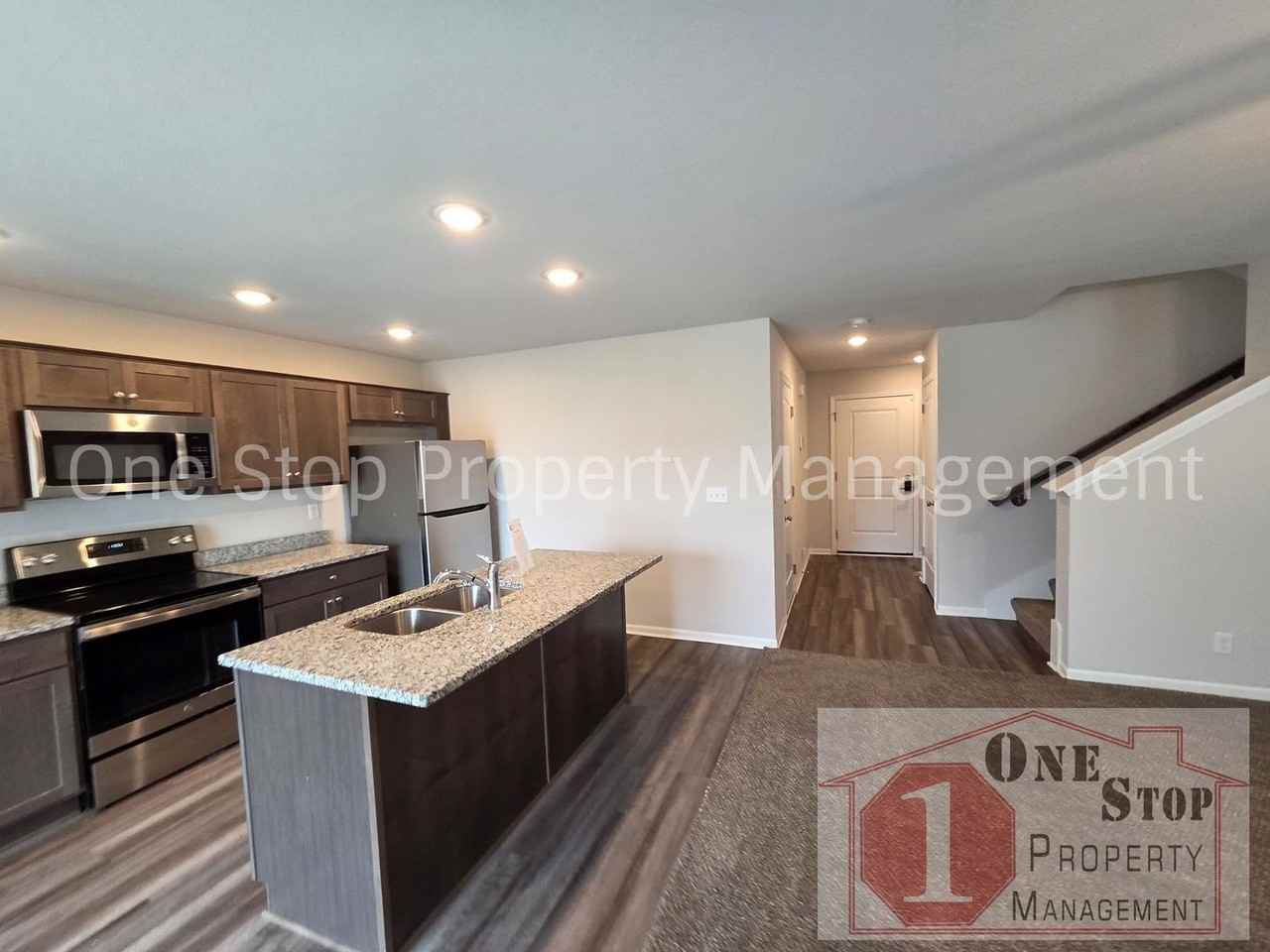 744 Connor St - Photo 5 of 30