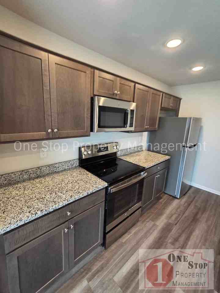 744 Connor St - Photo 6 of 30