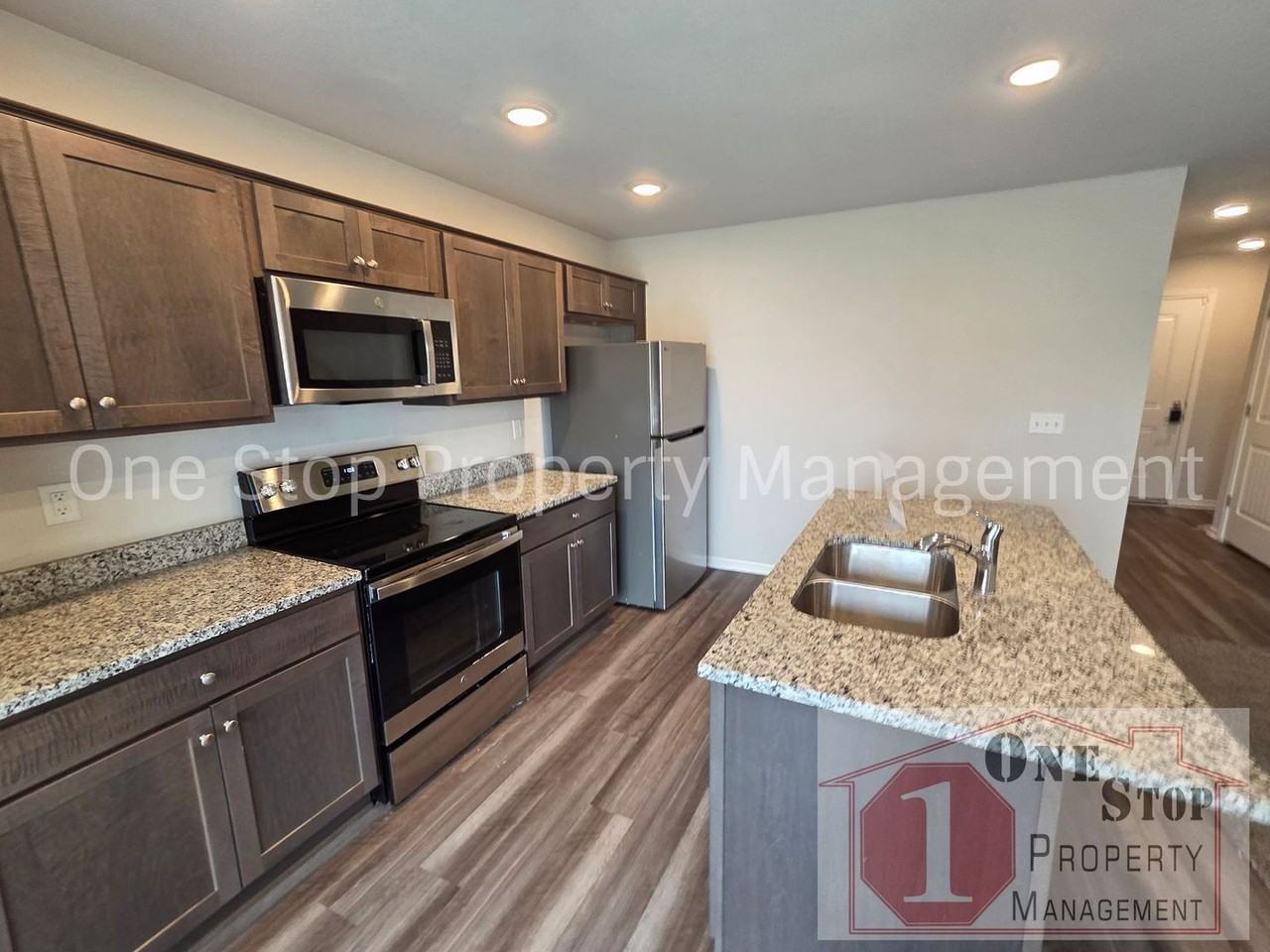 744 Connor St - Photo 7 of 30