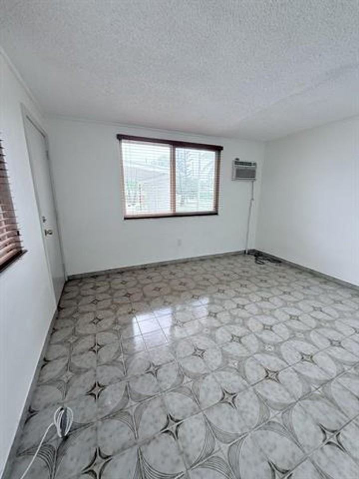 957 957 W 67th Street St - Photo 4 of 15