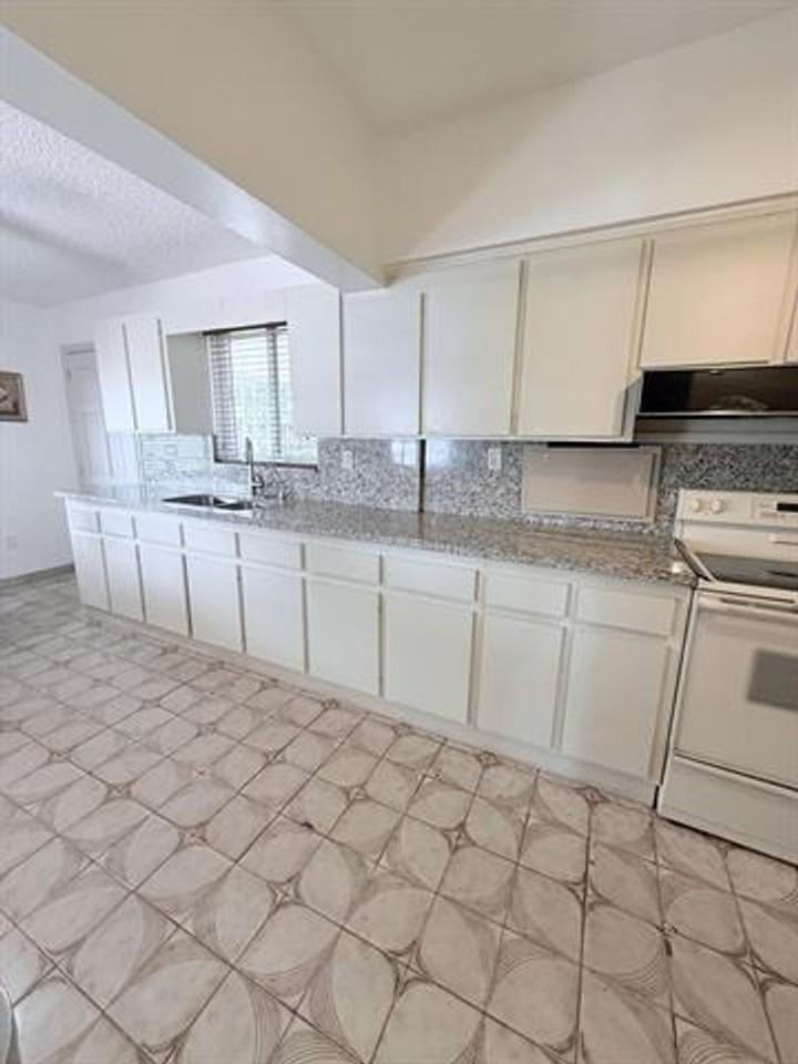 957 957 W 67th Street St - Photo 6 of 15