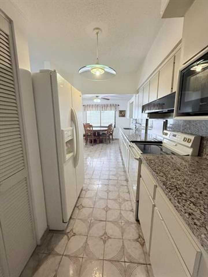 957 957 W 67th Street St - Photo 7 of 15