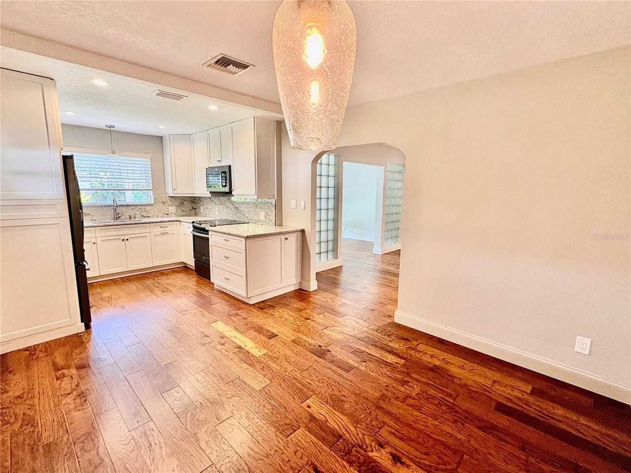 438 Lakeview Ave - Photo 2 of 10