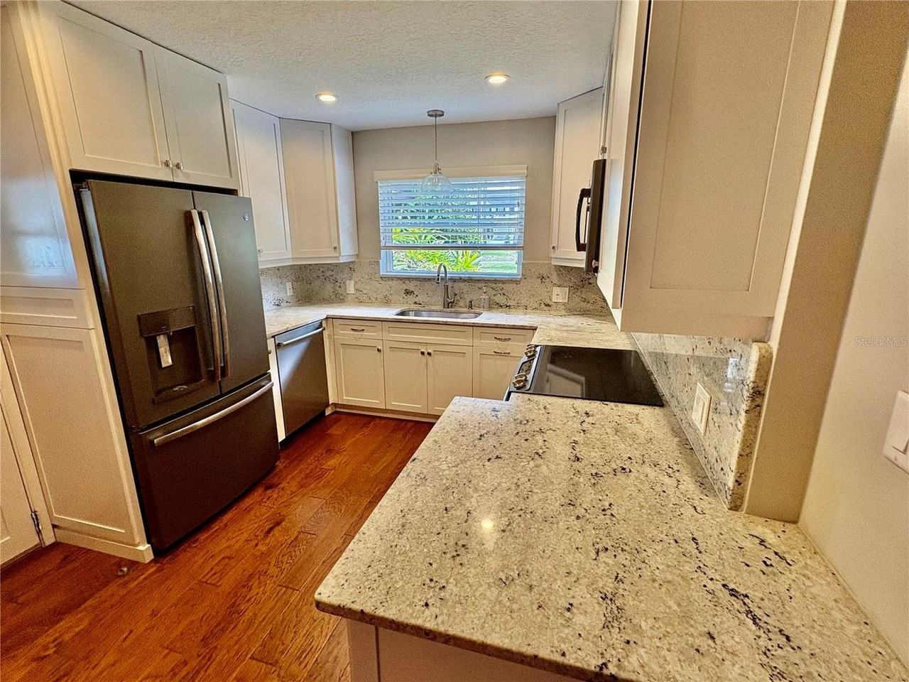 438 Lakeview Ave - Photo 3 of 10