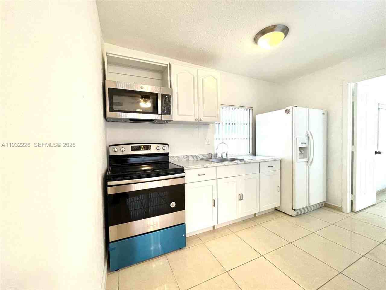 310 Southwest 10th Street - Photo 3 of 8