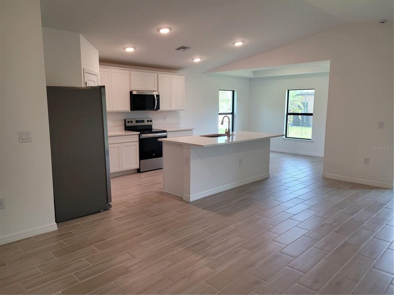 11383 Baggot Ave - Photo 4 of 34