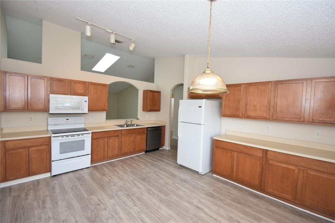 15 White Deer Ln - Photo 4 of 40