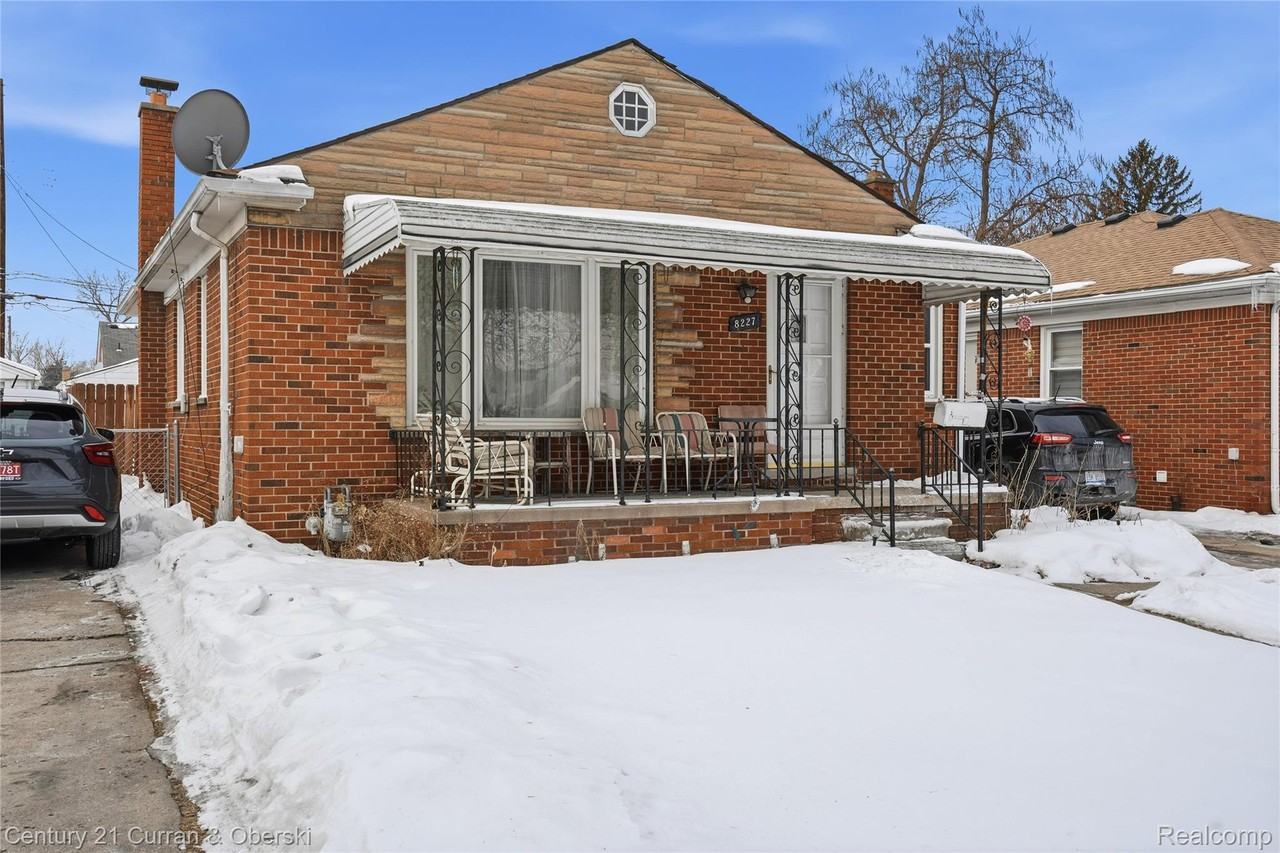 8227 Riverview St - Photo 3 of 24