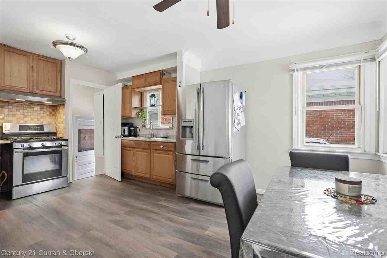 8227 Riverview St - Photo 4 of 24