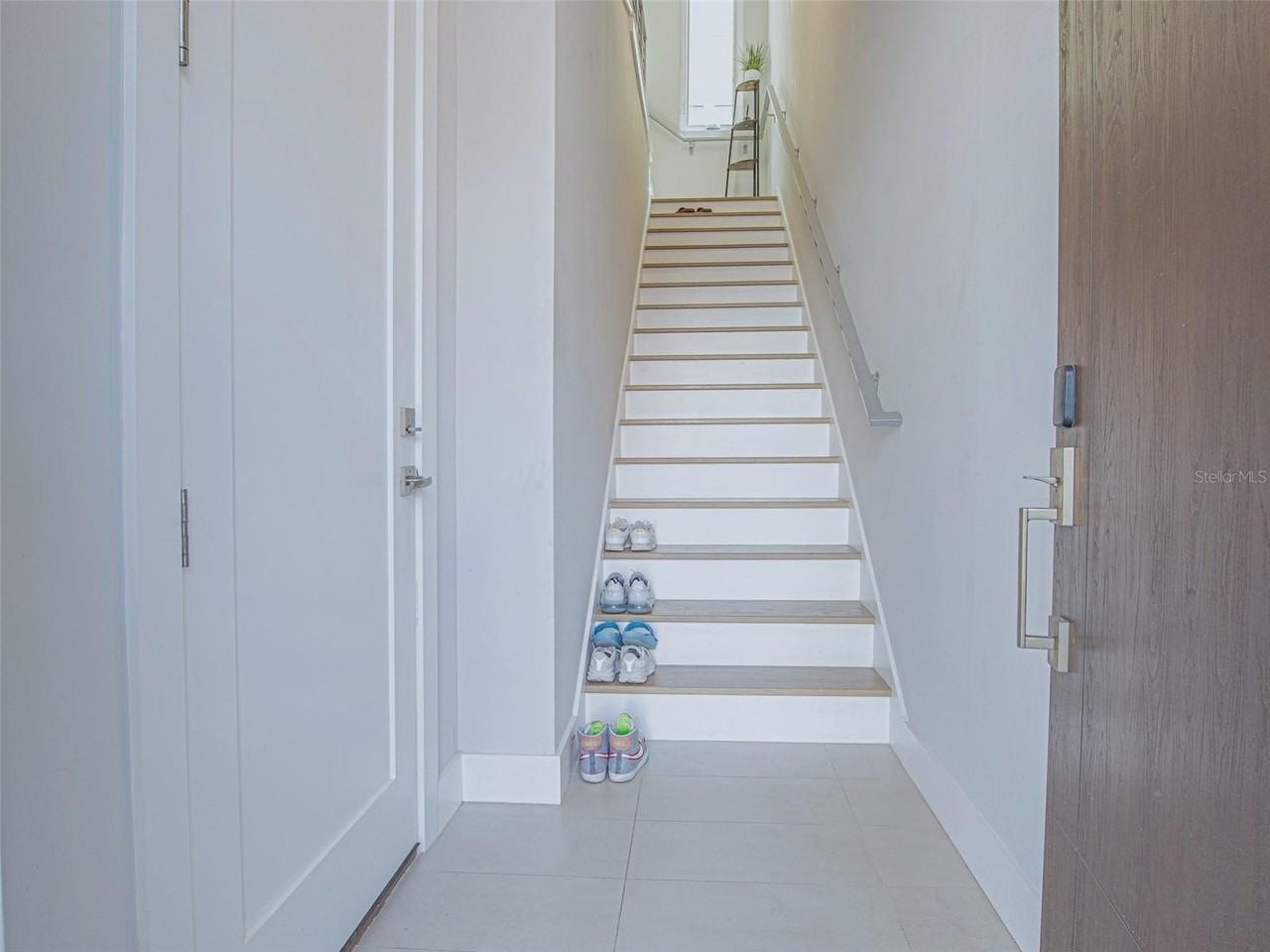 370 6th St S - Photo 4 of 25