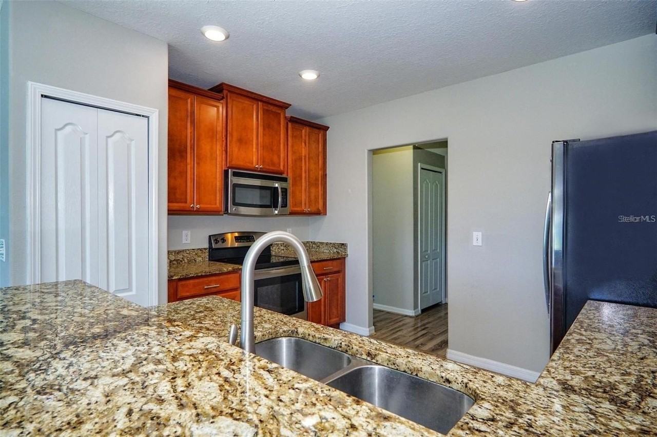 1913 Hawks View Dr - Photo 3 of 15