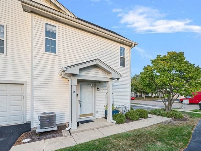 2552 Dickens Dr #2552 - Photo 2 of 12