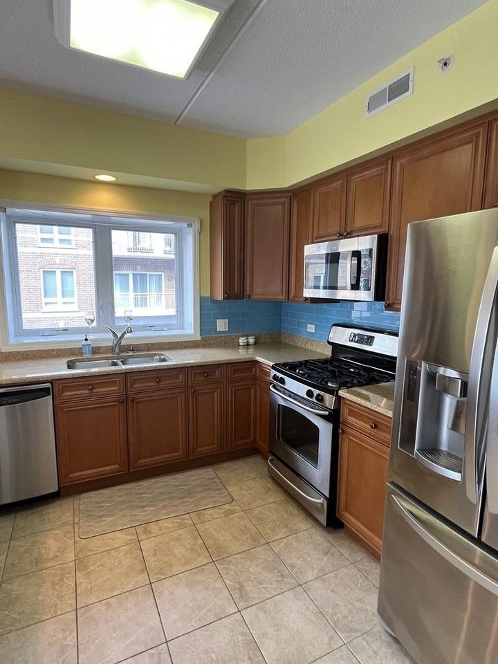 799 Graceland Ave #402A - Photo 4 of 18