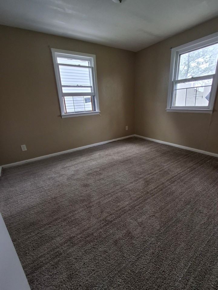 1807 W 27th St #1 - Photo 3 of 7