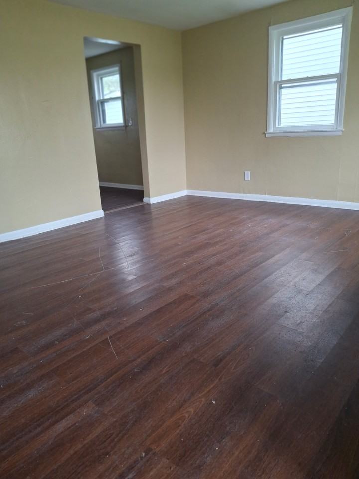 1807 W 27th St #1 - Photo 4 of 7