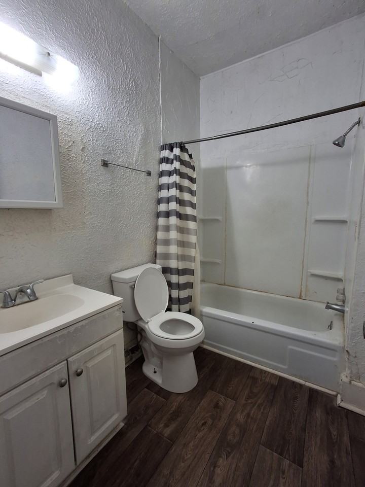 1611 Main St #1 - Photo 3 of 8