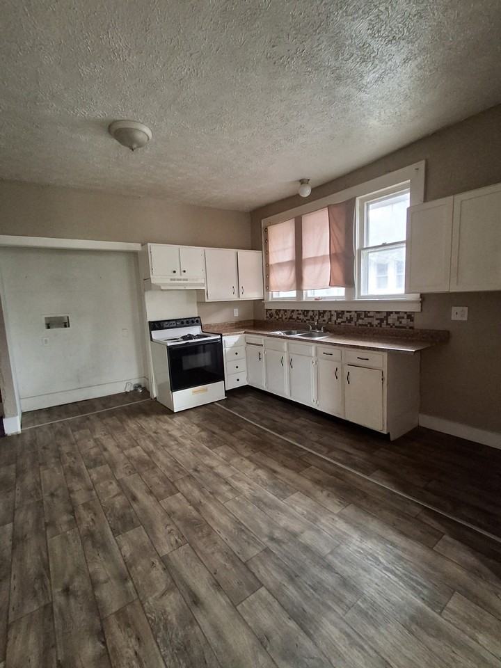 1611 Main St #1 - Photo 6 of 8