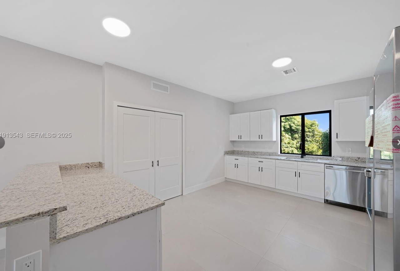 4313 East 8th Court #B - Photo 3 of 16