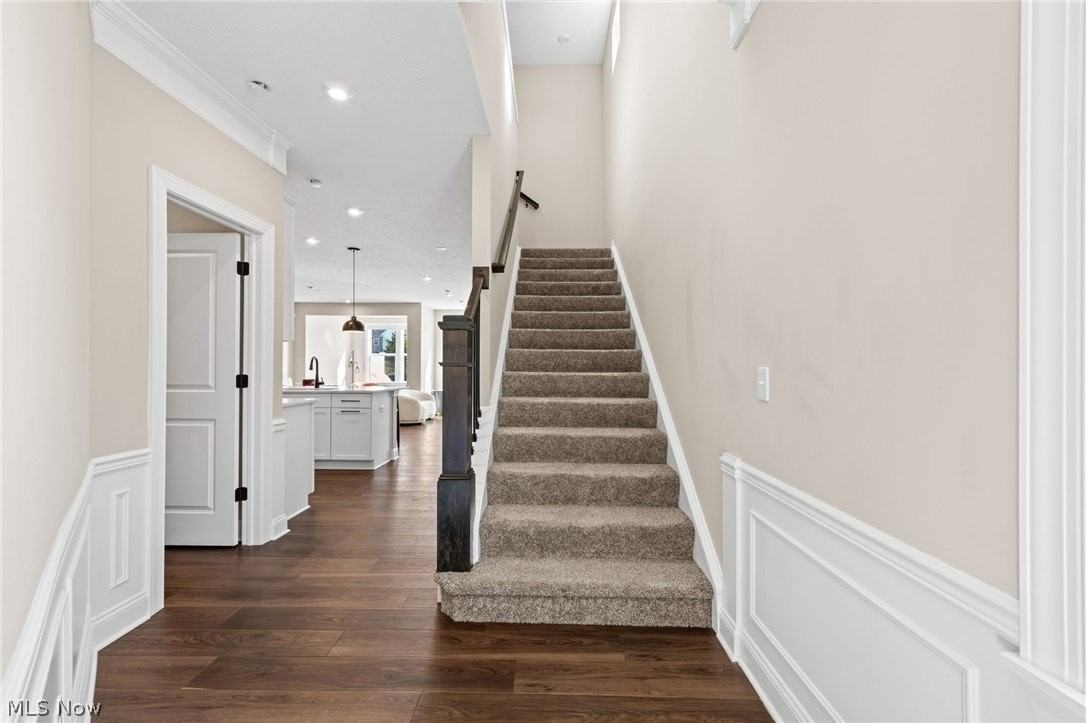 795 N Parkside Dr - Photo 2 of 44