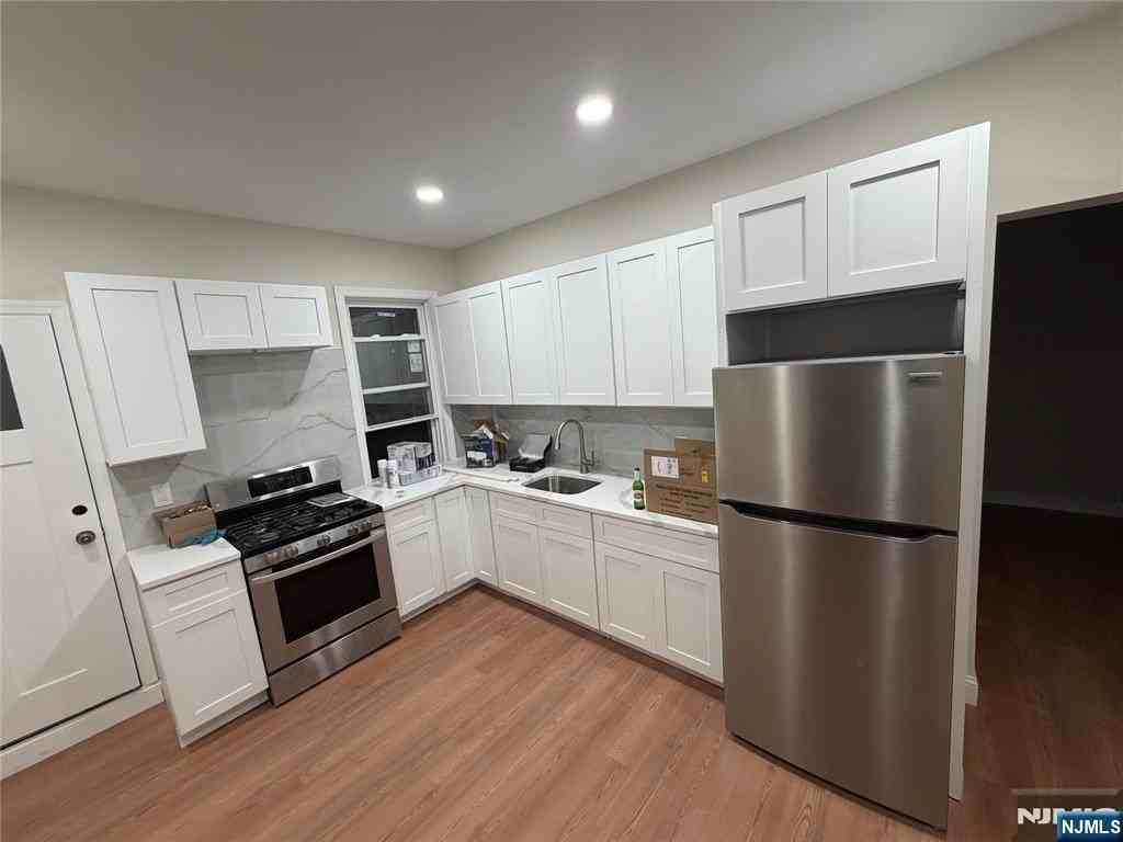 66 Harrison Ave - Photo 5 of 6