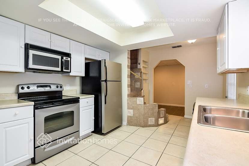 8512 Misty River Ct - Photo 3 of 12