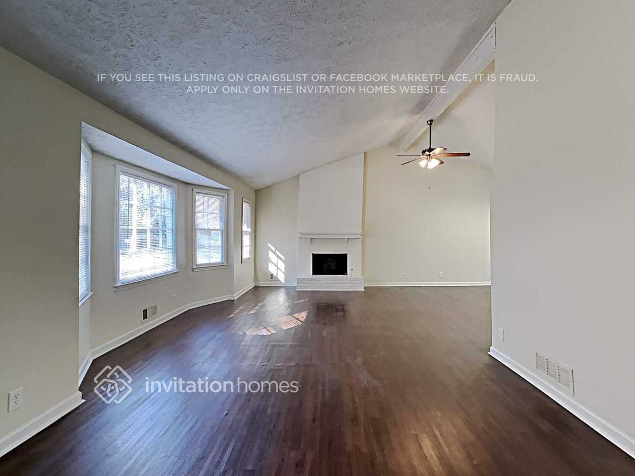 1387 Williamsburg Ln - Photo 7 of 20