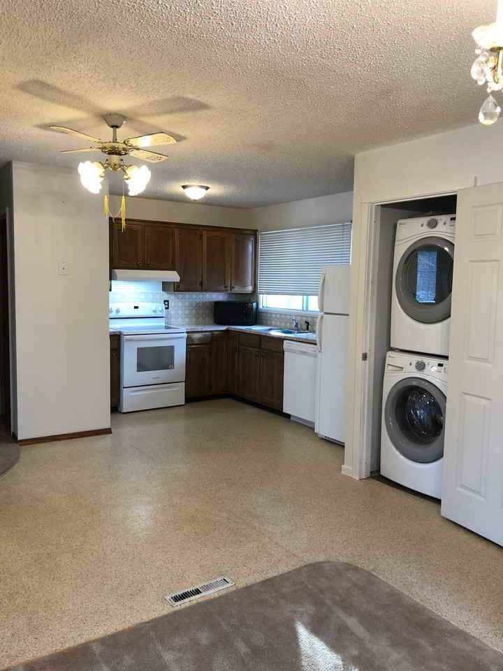 131 Deborah Cres - Photo 4 of 17