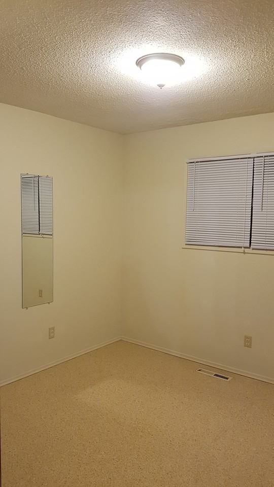 131 Deborah Cres - Photo 6 of 17