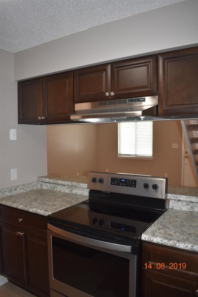1802 Falconcrest St - Photo 7 of 17