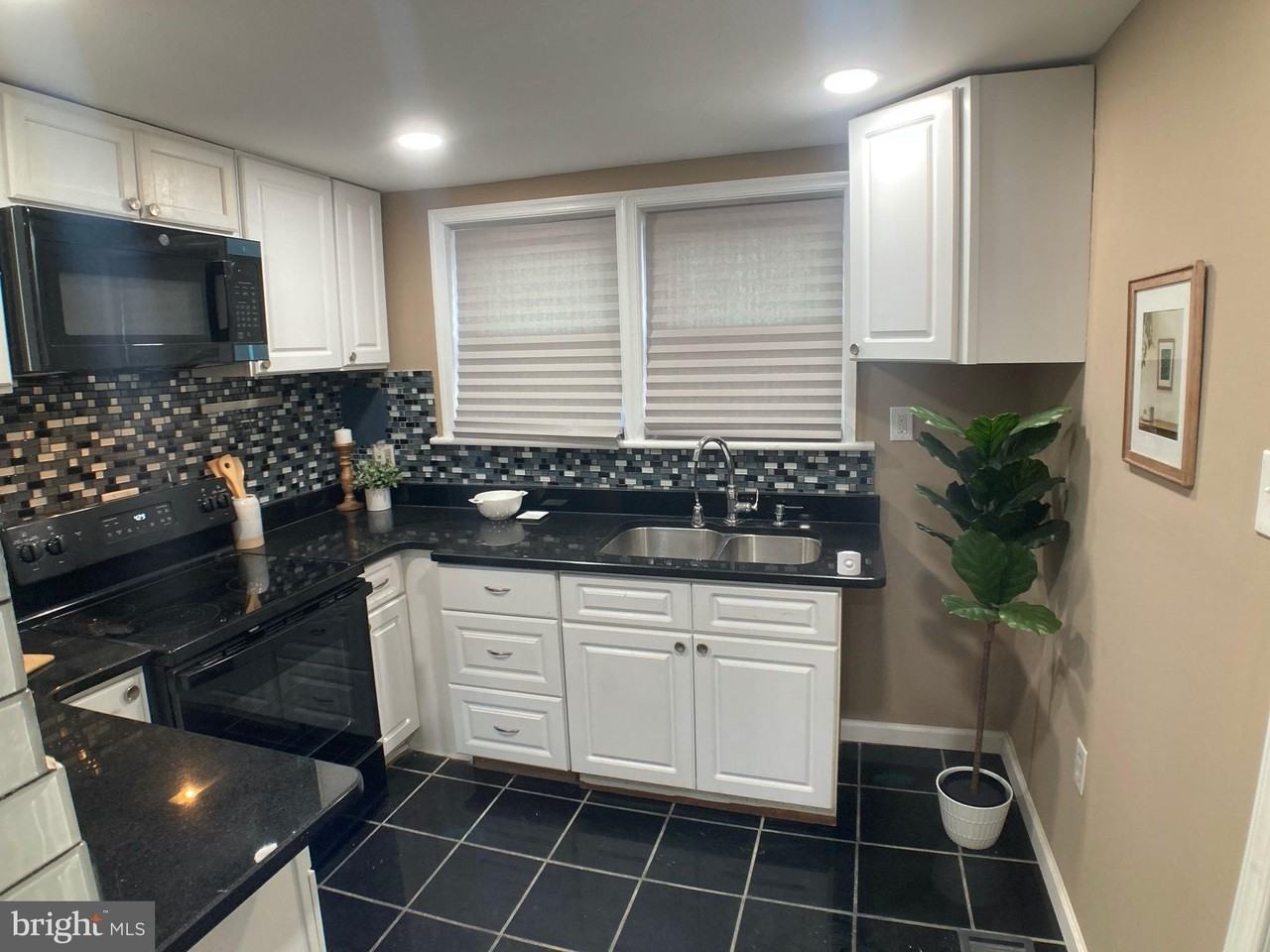 2060 E Orleans St - Photo 6 of 33