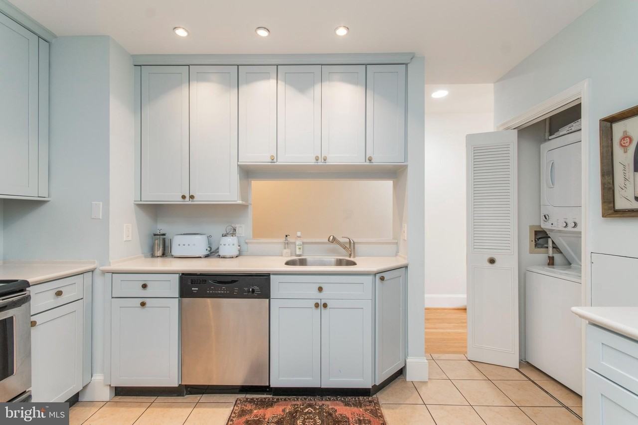 1731 Wallace St Apt 201 - Photo 4 of 26