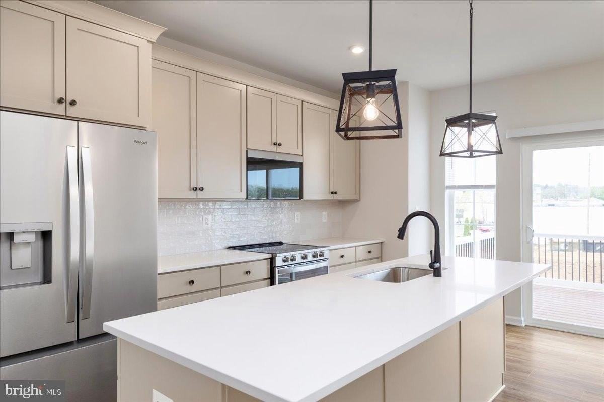 210 Monteith Dr - Photo 3 of 31