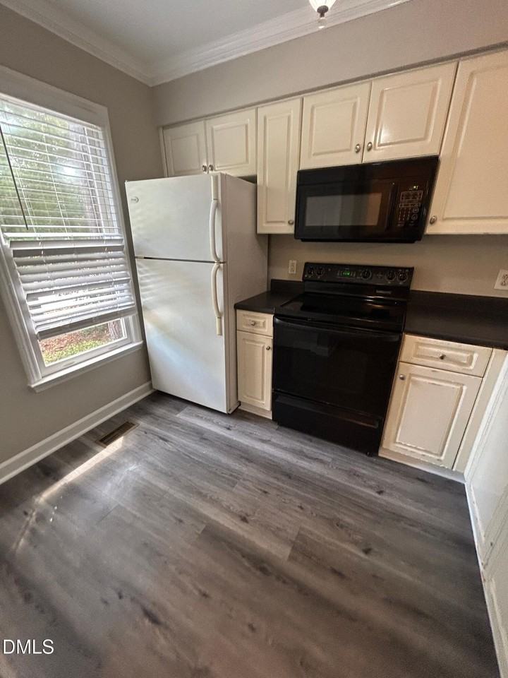 1801 Crystal Downs Ln - Photo 4 of 24