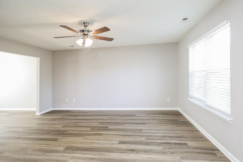 2749 Fairstone Ave - Photo 5 of 16