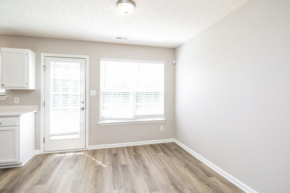 2749 Fairstone Ave - Photo 6 of 16