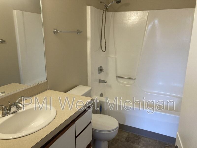 6063 In The Pines Dr Se - Photo 5 of 8