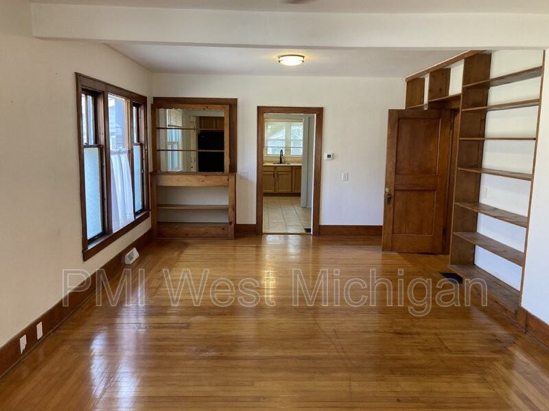 1436 Matilda St Ne #1 - Photo 3 of 10